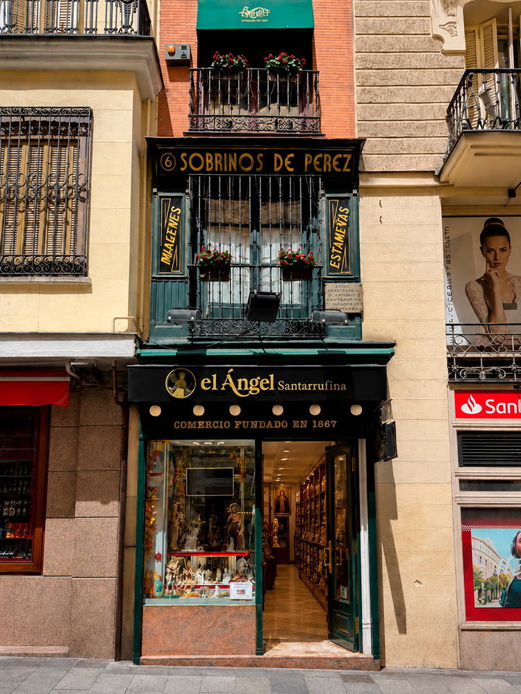 Antigua tienda El &Aacute;ngel Santarrufina en la calle Postas, 6