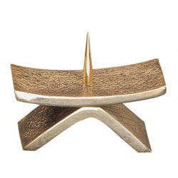 Candelero moderno en bronce fundido con pinch...