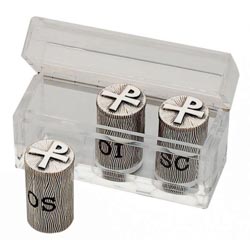 Crismera triple con estuche de metacrilato