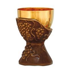 Cliz en madera con racimos de uva
