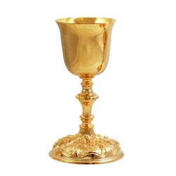 Cliz en metal dorado con base ornamentada