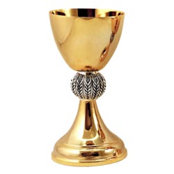 Cliz en metal dorado con nudo decorado en cont...
