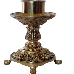 Candelero de altar en metal dorado con base d...