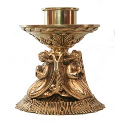 Candelero de altar en metal dorado con tres ...