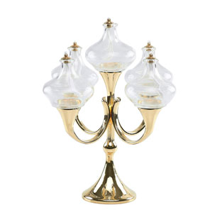 Candelabro dorado con cinco velas de aceite e...