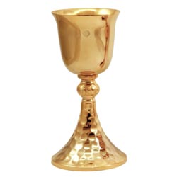 Cliz dorado con copa lisa y base martillada