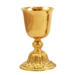Cliz dorado con base ornamentada en hojas