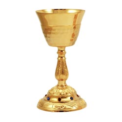 Cliz dorado martillado con base ornamentada ...