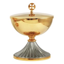 Copn bajo en latn dorado con base acanalada...