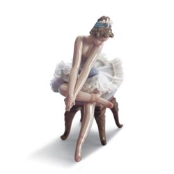 Ballet mirando la zapatilla