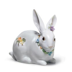 Conejito atento con flores