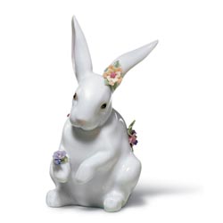 Conejito sentado con flores