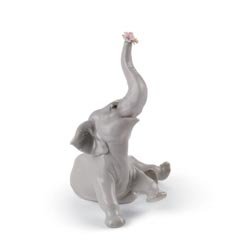Elefante bebe con flor rosa