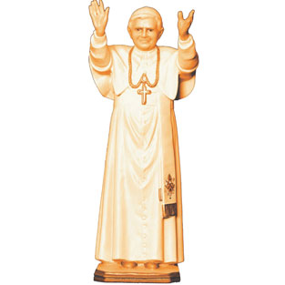 Imagen del Papa Benedicto XVI en talla de mad...