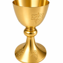 C�liz de metal dorado con decoraci�n de hojas...