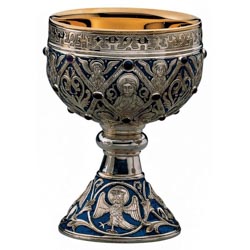Majestuoso cliz de estilo medieval con una r...